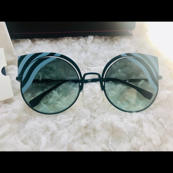 FINAL SALE $600 NWT AUTHENTIC Fendi Sunglasses - Picture 2 of 5